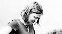 Елена делает упражнения головой "вверх-вниз". Это сильно помогает понять её одобрительное отношение к происходящему...