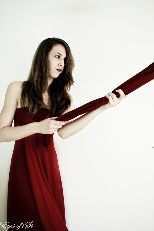 Eyes-of-iSi-Rotes-Kleid-Schal