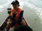 Adhik e sing ngeterke numpak kapal, sajake kok sedih banget koyo ra duwe duit