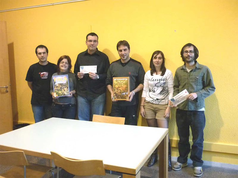 Posando con los premios