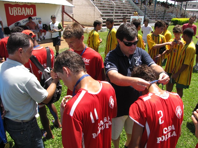 [Guilherme e Petrarca entregam as medalhas aos vencedores[5].jpg]