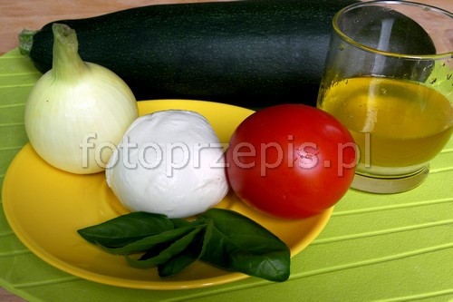 Grillowana cukinia kanapka z pomidorem, cebulą i mozzarellą kuchnia wloska kuchnia wegetarianska grill przepis foto Grillowana cukinia kanapka z pomidorem, cebulą i mozzarellą kuchnia wloska kuchnia wegetarianska grill przepis foto