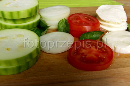 Grillowana cukinia kanapka z pomidorem, cebulą i mozzarellą kuchnia wloska kuchnia wegetarianska grill przepis foto Grillowana cukinia kanapka z pomidorem, cebulą i mozzarellą kuchnia wloska kuchnia wegetarianska grill przepis foto