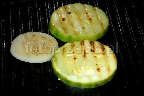 Grillowana cukinia kanapka z pomidorem, cebulą i mozzarellą kuchnia wloska kuchnia wegetarianska grill przepis foto Grillowana cukinia kanapka z pomidorem, cebulą i mozzarellą kuchnia wloska kuchnia wegetarianska grill przepis foto
