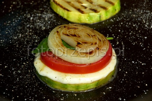 Grillowana cukinia kanapka z pomidorem, cebulą i mozzarellą kuchnia wloska kuchnia wegetarianska grill przepis foto Grillowana cukinia kanapka z pomidorem, cebulą i mozzarellą kuchnia wloska kuchnia wegetarianska grill przepis foto