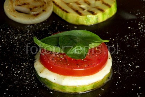 Grillowana cukinia kanapka z pomidorem, cebulą i mozzarellą kuchnia wloska kuchnia wegetarianska grill przepis foto Grillowana cukinia kanapka z pomidorem, cebulą i mozzarellą kuchnia wloska kuchnia wegetarianska grill przepis foto