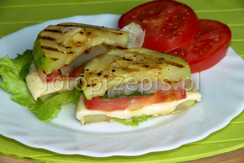 Grillowana cukinia „kanapka” z pomidorem, cebulą i mozzarellą