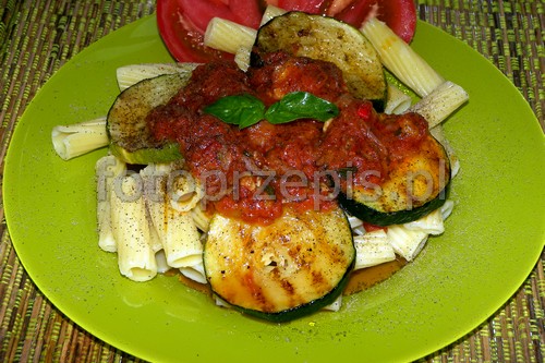 Makaron rigatoni z cukinią z duszonymi pomidorami