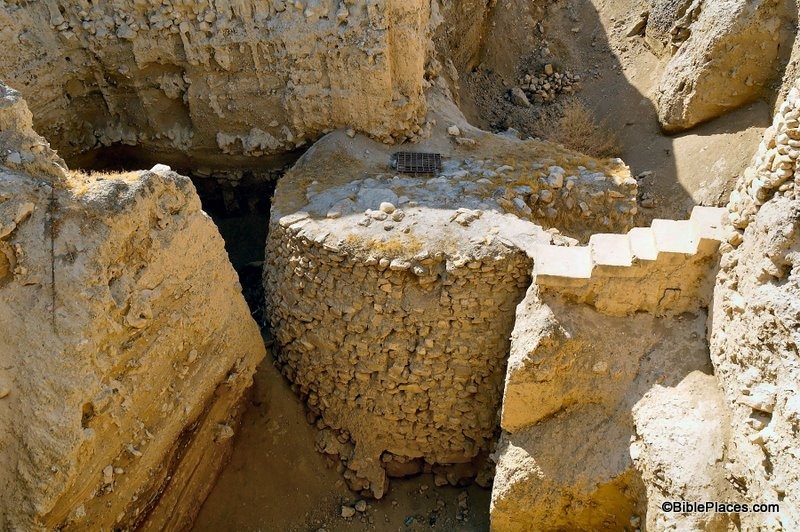 [Jericho Neolithic tower from east, tb091504848[3].jpg]