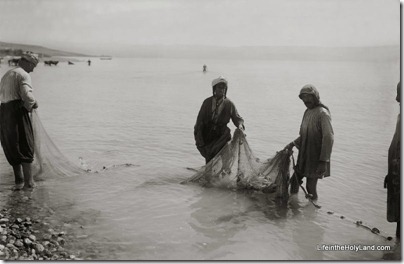 Fishermen with fish in net, mat05689