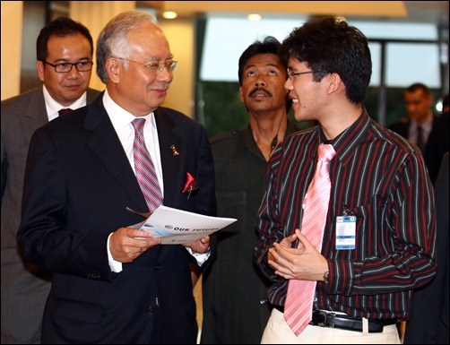 Malaysia PM complimenting Michael Teoh and team about the One Young World Report