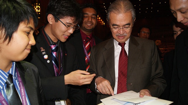 [Presenting the Voices of the Youth Report to Tun Abdullah[3].jpg]