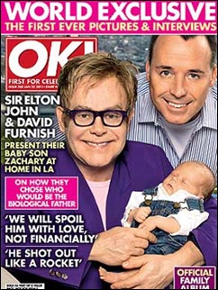 Elton John e o companheiro exibem o filho na 'OK' Elton John revista
