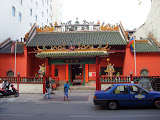 12 giugno 2008: In giro per la Chinatown di Kuala Lumpur... un tempio buddhista...