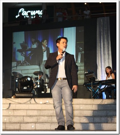 Ogie Alcasid pays tribute to George canseco during his concert at the Ayala Center Cebu&rsquo;s The Terraces