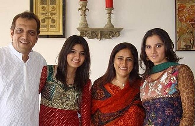 [sania-mirza-cute-photo-with-her-family[4].jpg]