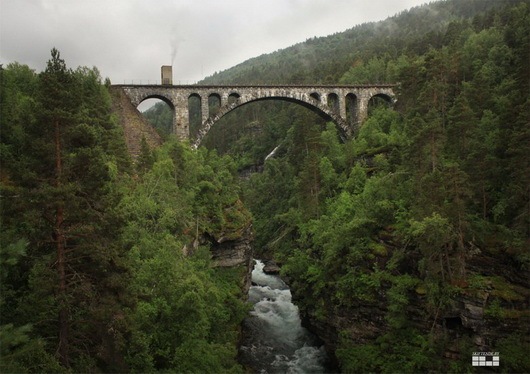 [rolling-hotel-over-the-bridge[4].jpg]