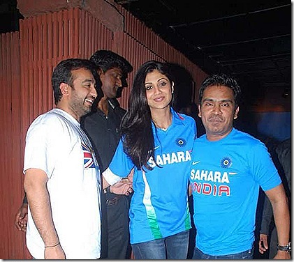 bolly-wood-actress-shippa-shetty-and-her-husbund-enjoy-after-india-winnig-icc-wc-cup-2011