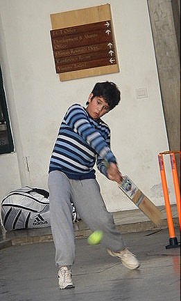 [Arjun_Tendulkar_Junior_sachins-battings[5].jpg]