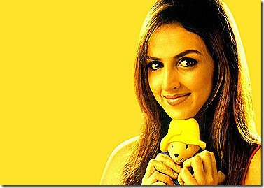 esha_deol-with-cute-doll