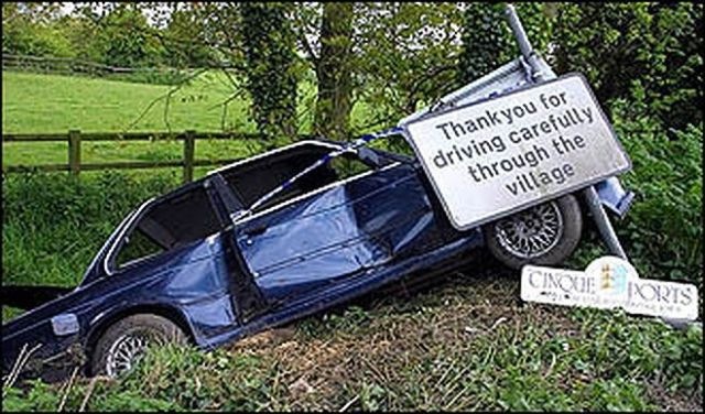 [car-hit-the-sign-board[3].jpg]