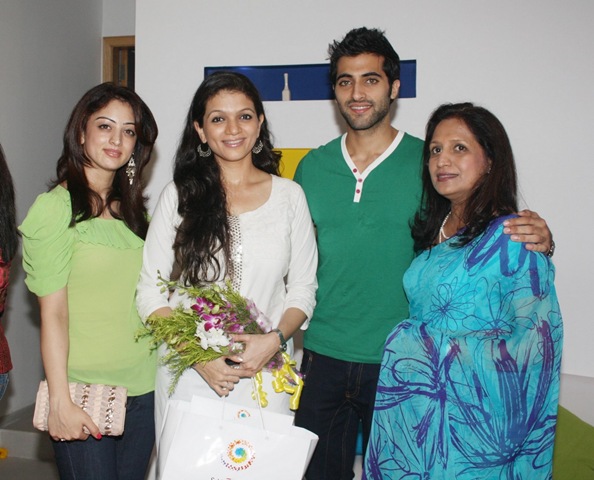 [Sandeepa_Dhar_with-her-family[9].jpg]