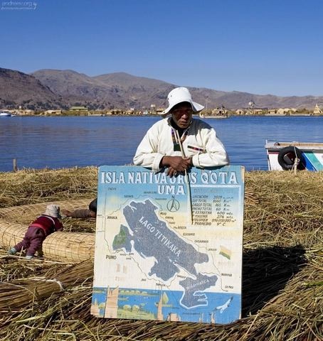 [Lade-Titicaca-man-with-sighn-board[4].jpg]