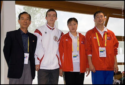 Foto: EXL Alexander gratuliert zweifache Vize-Weltmeisterin aus Nordkorea RI Hyang Sim