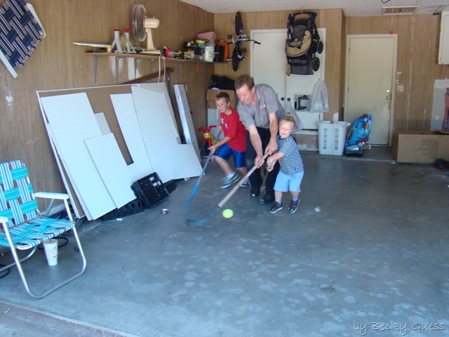 [05-20-10 garage hockey 15[2].jpg]
