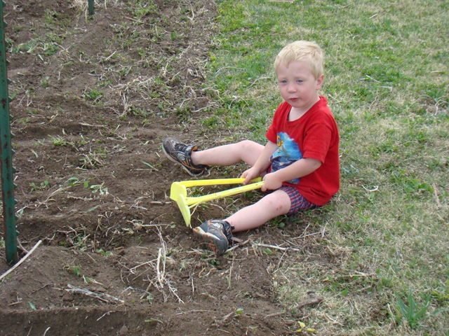 [04-23-09 Garden work 15[2].jpg]