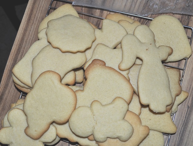 [12-22-10 Cookie making 22[9].jpg]