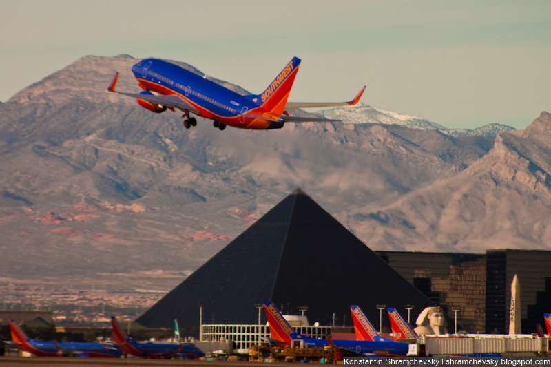 USA Nevada Las Vegas McCarran International Airport Luxor Southwest airlines Boeing 737 США Невада Лас Вегас Международный Аэропорт МакКарран Люксор Боинг 737 Саусвест Эйрлайнз