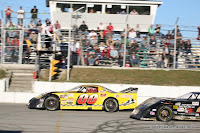 #00 Wayne Isaacs beating Rob Clarke to the checkers at Sunset Speedway, Septermber 19, 2009