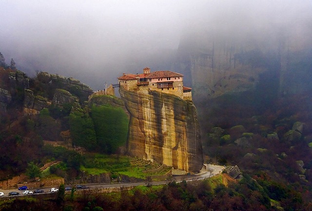 [800px-Meteora_1_evlahosThe Rousanou monastery.[5].jpg]