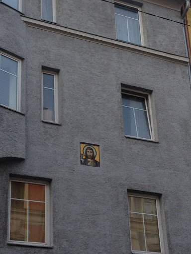 Einsamer Jesus an der Hauswand