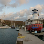 Le Phare Bleu: Die Västra Banken mit Leuchtturm, Restaurant und Duschen für die Yachtis