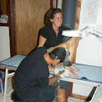 Verzierung am Fuss entsteht