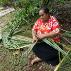 So webt man Dachmatten in Tonga