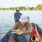 Meeresbiologe Eroni und Fischer Pie beim Versuch im Fluss Baby-Bullen-Haie zu fangen.