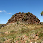 Ein Felsen steht mitten in der Wüste.