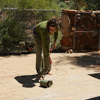 Silvia versucht sich an Goldgräber-Kinder-Spielzeug.