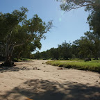 Auf dem Weg zum Campingplatz. Quer zu diesem Bachbett fahren wir im Sand.