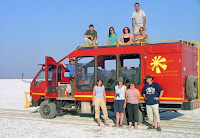 Reisegruppe mit Safari-Truck an den Makgadikfgadi-Salzpfannen. © Foto: Craig Hunter