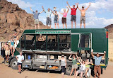 Reisegruppe und Safari-Truck.