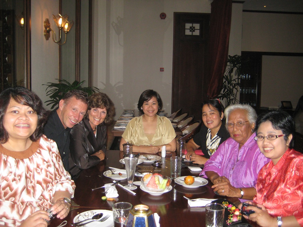 [2008112Jakartahostsandkids0042.jpg]