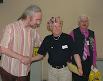 2008-04-26 Wriezen, Turniej Fajkowy o Puchar Burmistrza Miasta Wriezen. Leszek Sosnowski odbiera gratulacje od Jerzego Grodka, obok Mirosław Wawrzyniak.