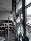 DSC02658.JPG: Hans is aan het schuren.