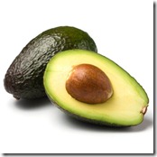 ganze und halbe avocado isoliert auf weiss