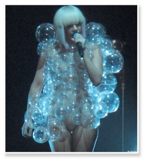 [lady_gaga_costume1-300x332[3].jpg]