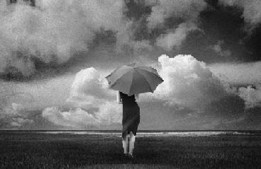 [moça na chuva olhando o mar[5].jpg]